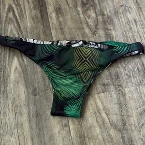 Reversible bikini bottom